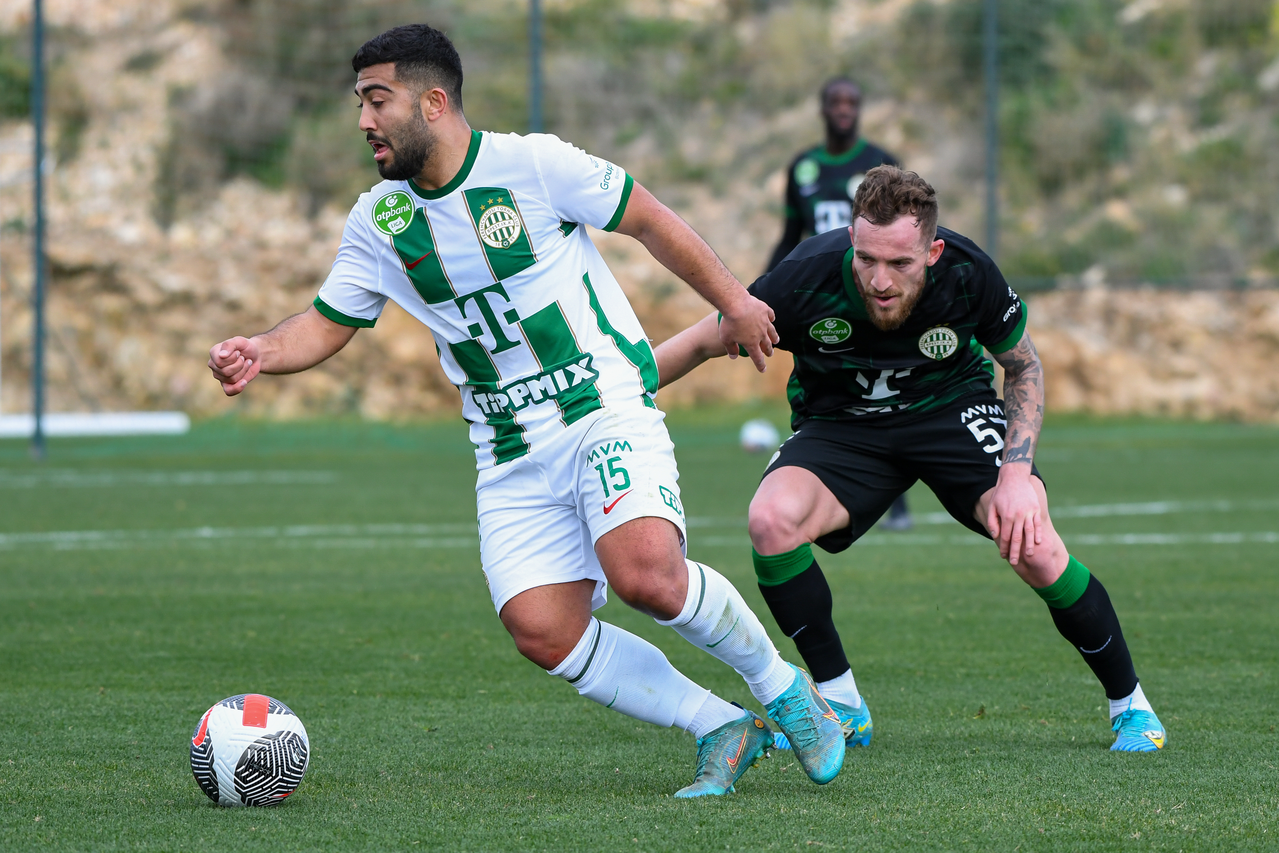 Vas&aacute;rnap egym&aacute;s ellen j&aacute;tszottak a Ferencv&aacute;ros futballist&aacute;i. K&eacute;p&uuml;nk&ouml;n Mohammed Abu Fani &eacute;s Stjapan Loncar