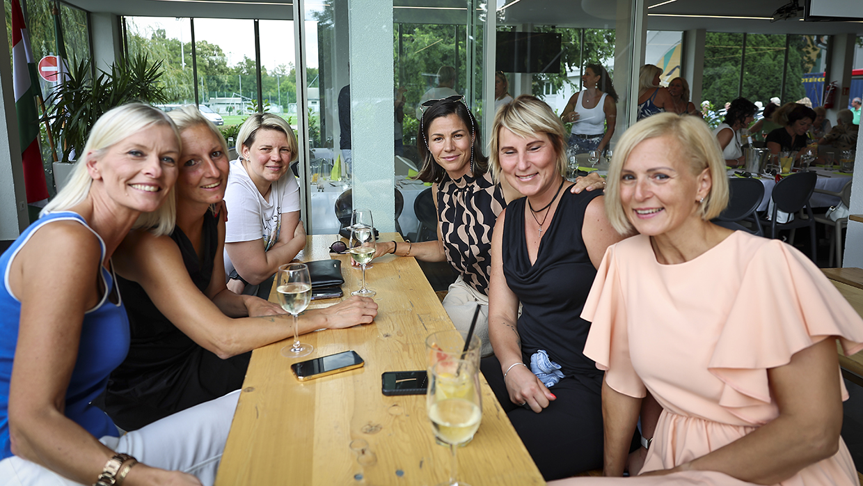 Sugár Tímea balról a harmadik, fehér pólóban