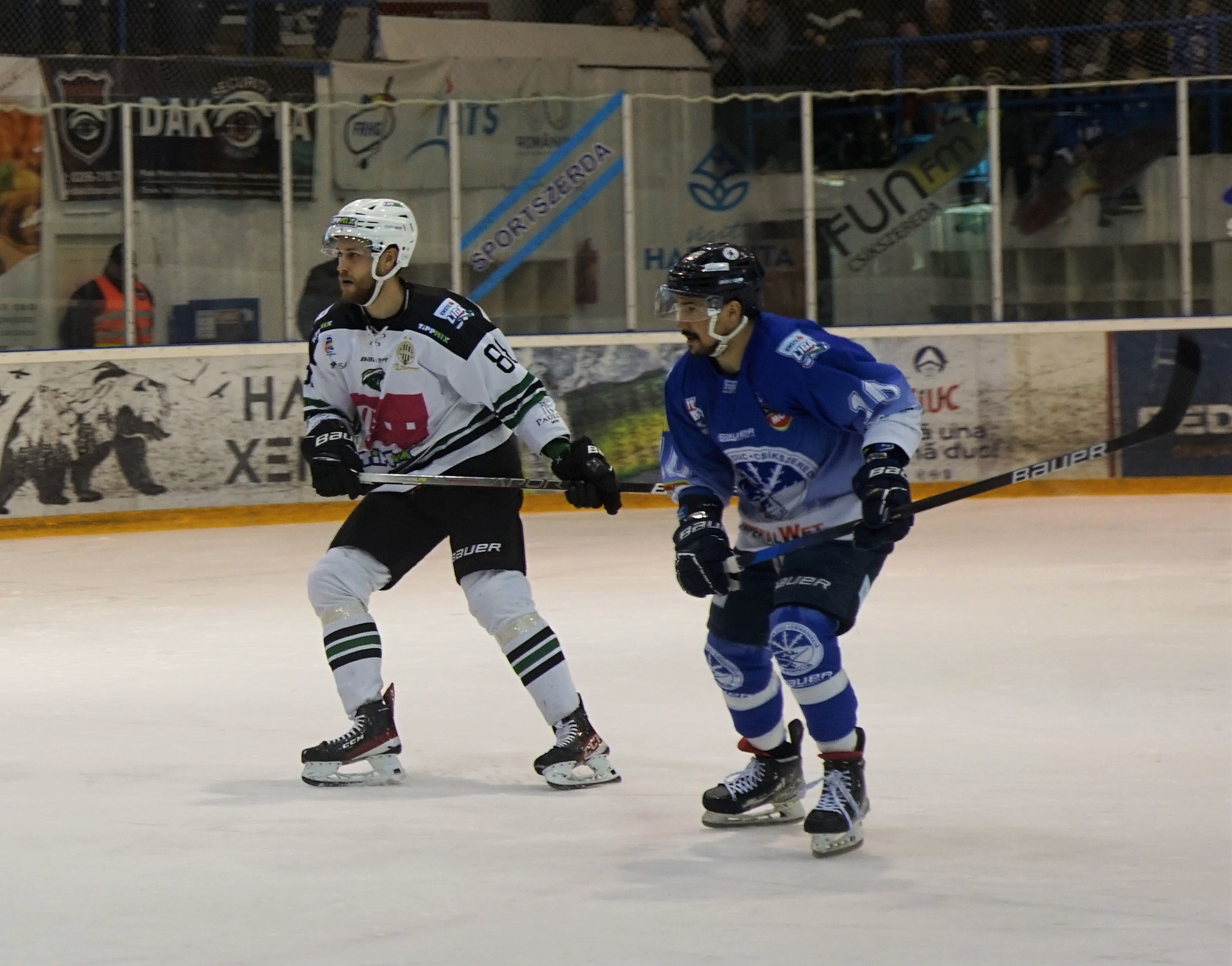 Kemény párharcok és kiegyenlített játék jellemezte a második harmadot.