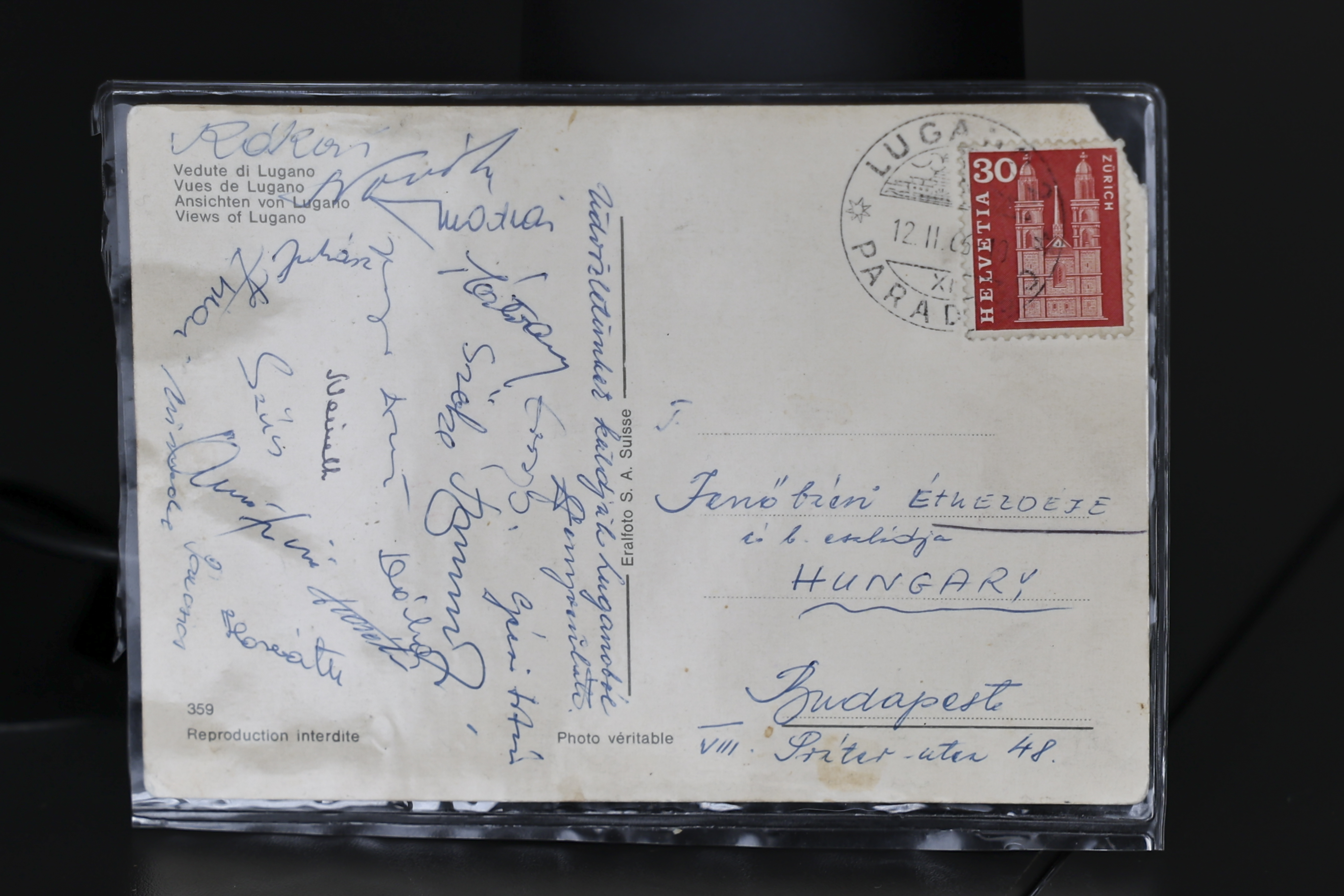 Amit Haaz Ferenc sz&uuml;let&eacute;s&eacute;nek napj&aacute;n, 1966. febru&aacute;r 12-&eacute;n adtak post&aacute;ra, &eacute;s a VVK-győztes Fradi j&aacute;t&eacute;kosai &iacute;rtak al&aacute;