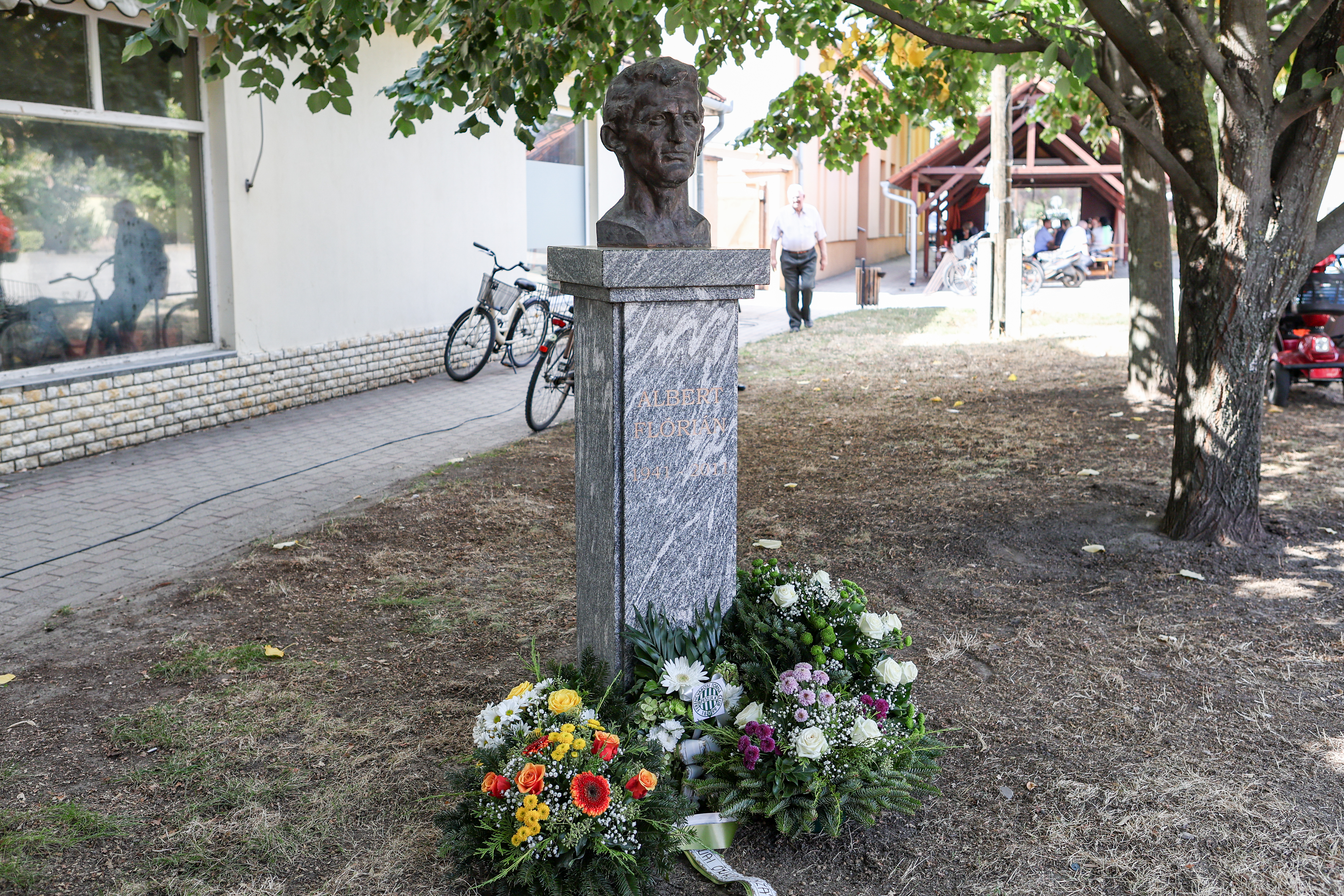 Az &uuml;nneps&eacute;g keret&eacute;ben Albert Fl&oacute;ri&aacute;n szobr&aacute;t is megkoszor&uacute;zt&aacute;k