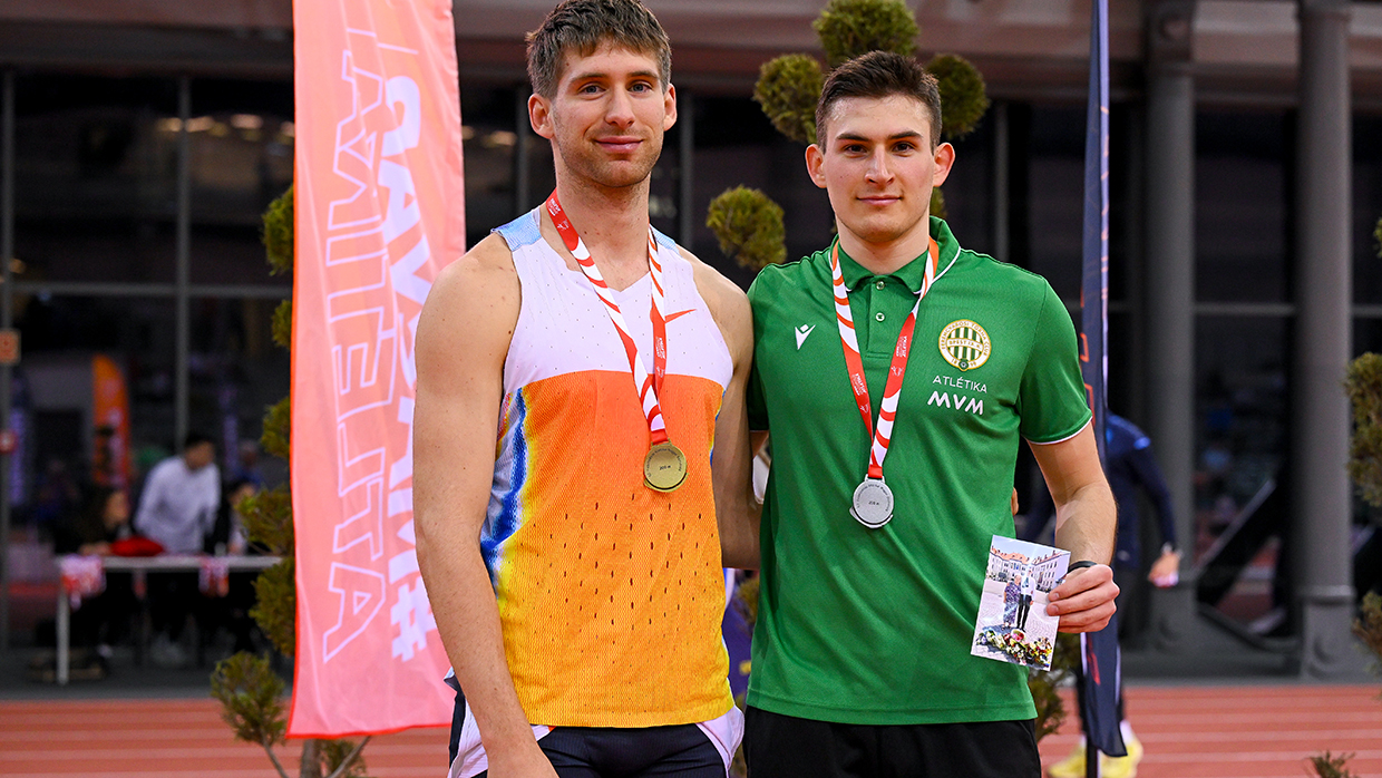 Moln&aacute;r Attila a 200 m&eacute;ter megnyer&eacute;se ut&aacute;n klubt&aacute;rs&aacute;val, az ez&uuml;st&eacute;rmes Jakab Aporral