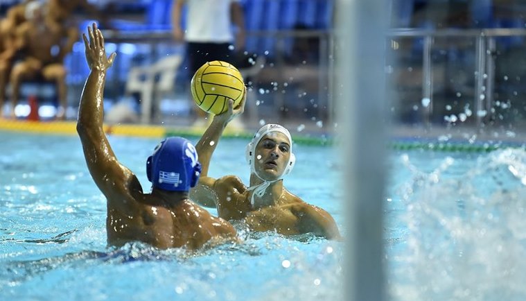 Szab&oacute; Bence (feh&eacute;r sapk&aacute;ban)