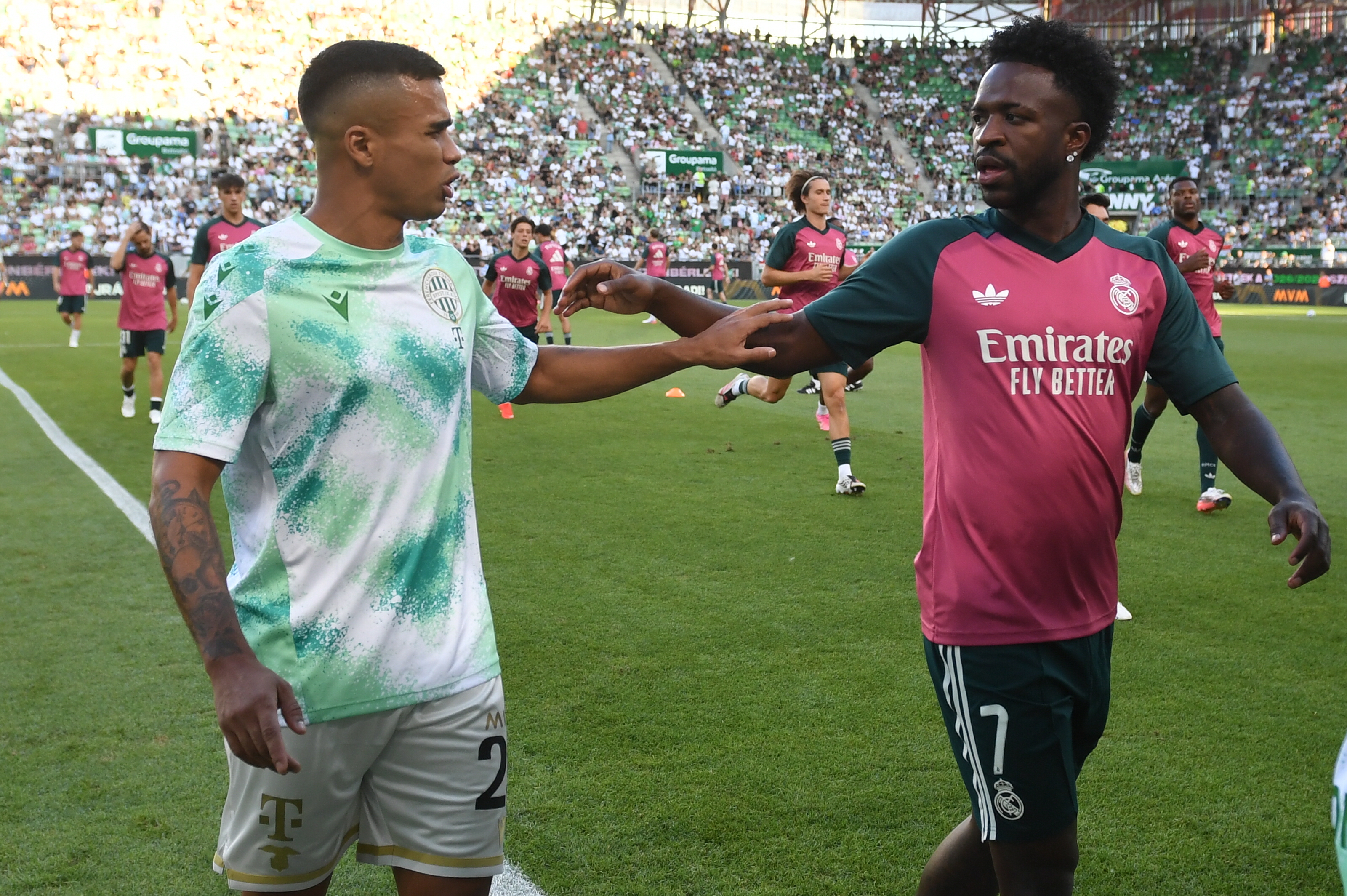 A vil&aacute;g egyik legismertebb futballist&aacute;ja, Vin&iacute;cius Jr. (jobbra) besz&eacute;lget Caduval