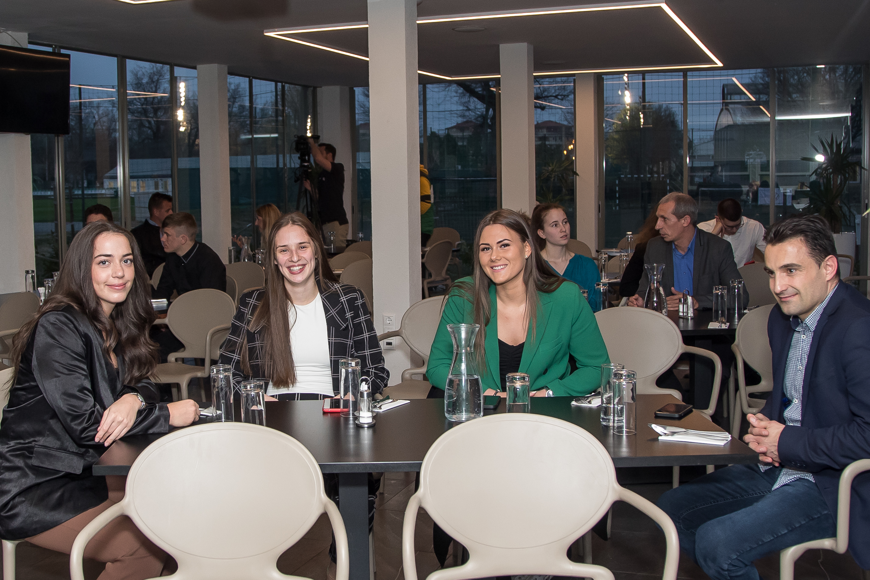 K&eacute;zilabd&aacute;z&oacute;ink &ouml;r&ouml;mmel vett&eacute;k &aacute;t a d&iacute;jakat.