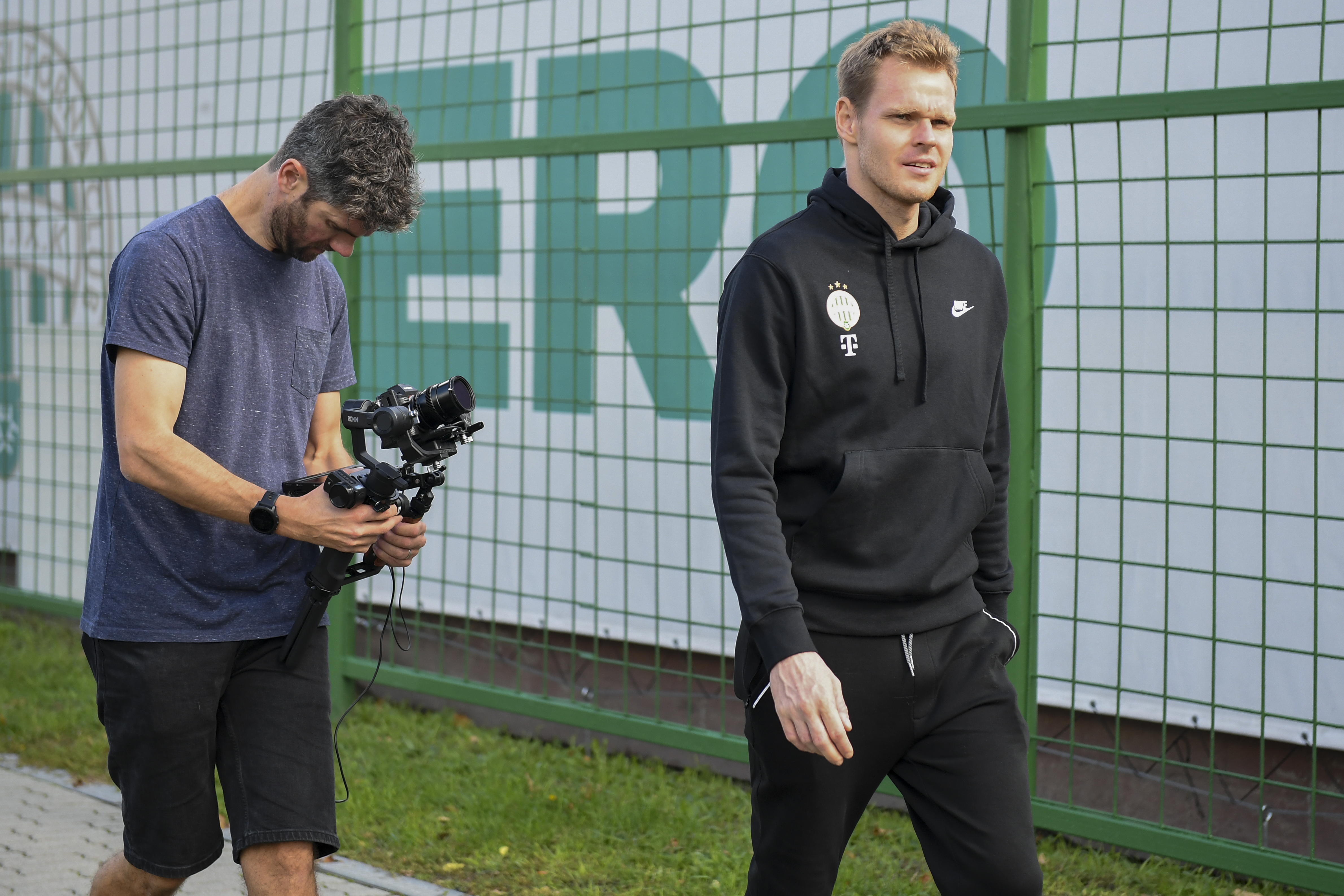 Dibusz Dénes a Népligetben adott interjút az UEFA-nak