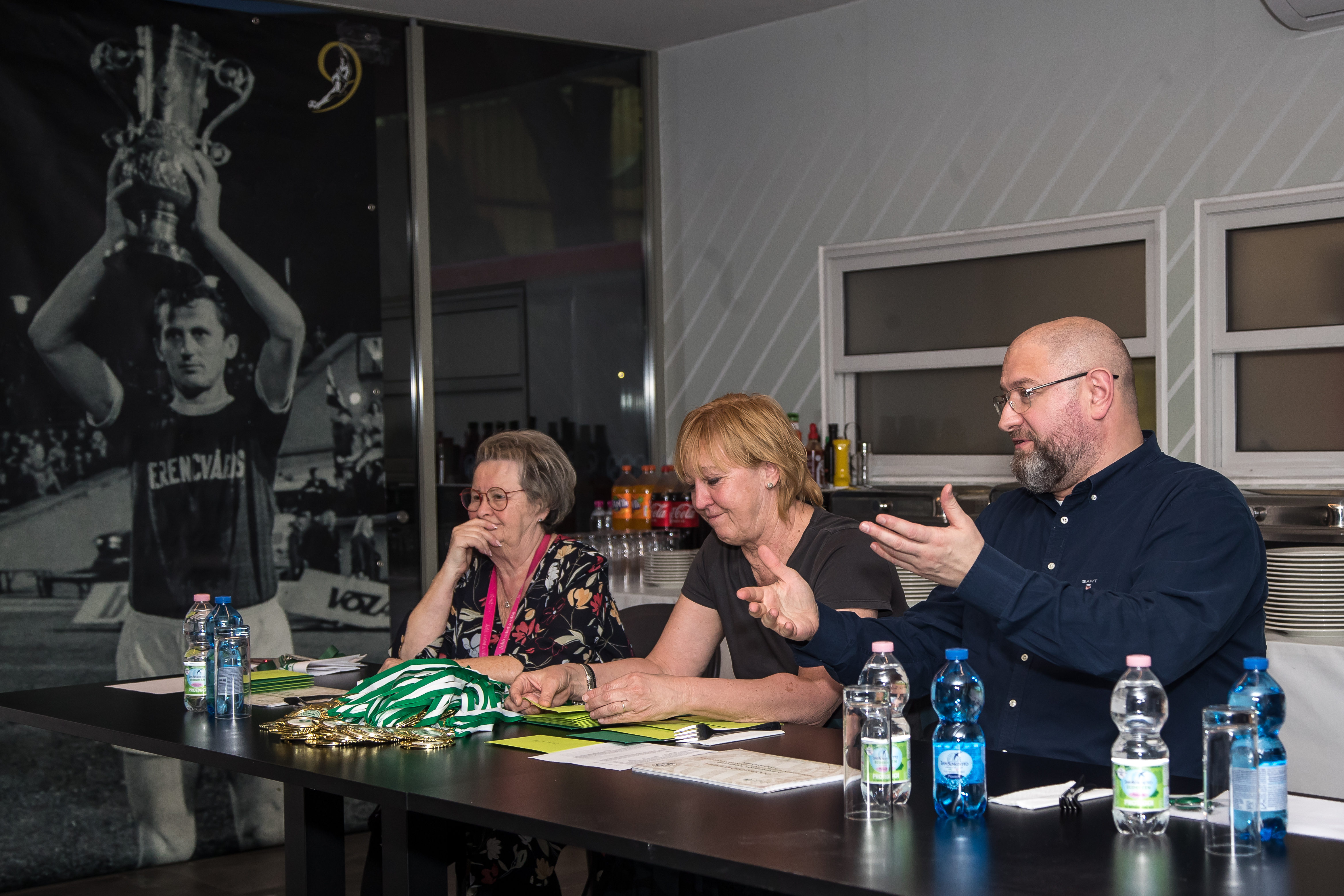 A sportol&oacute;k oklevelet, &eacute;rmet &eacute;s p&eacute;nzjutalmat kaptak.