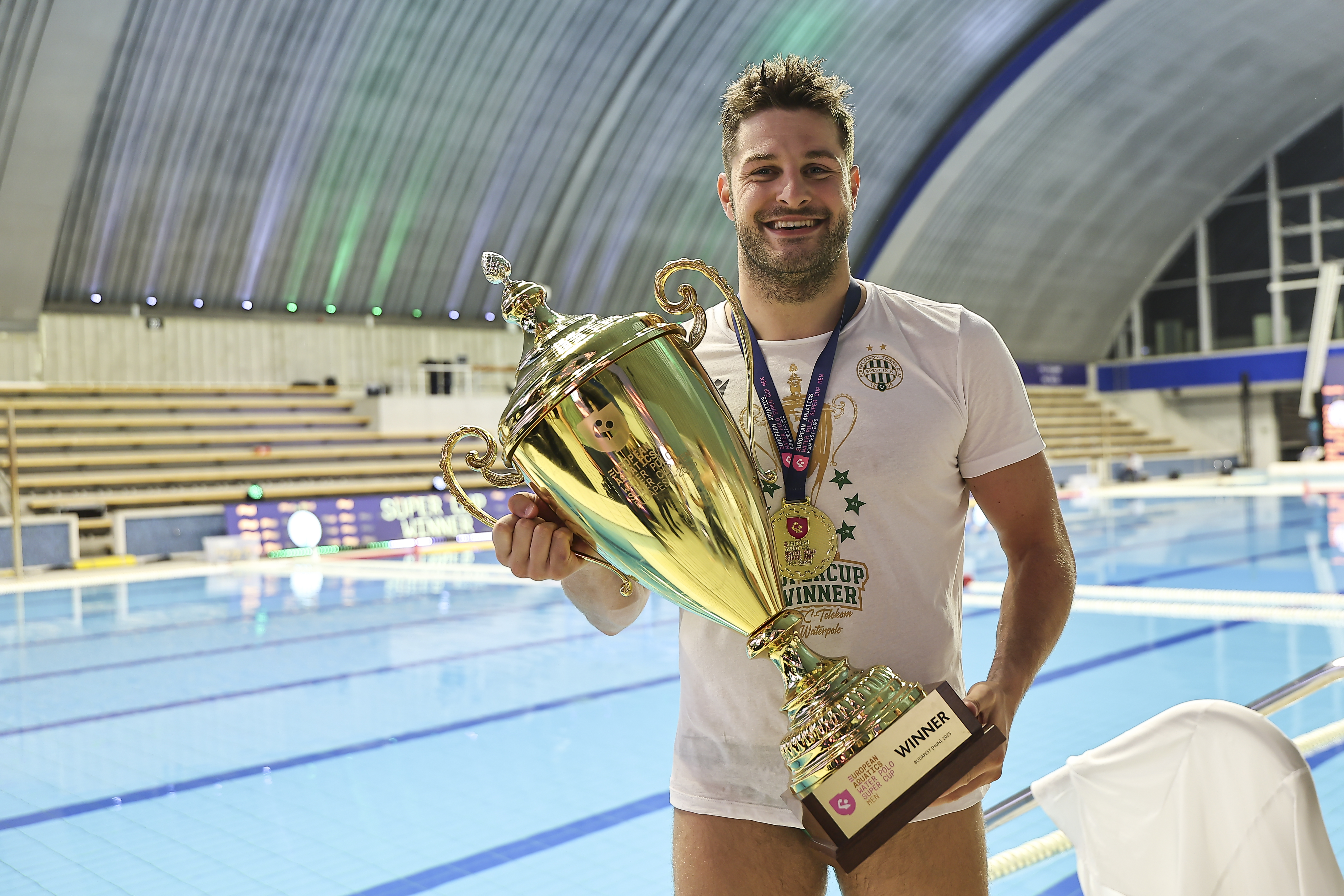 Manhercz Kriszti&aacute;n az Eur&oacute;pai Szuperkupa-tr&oacute;fe&aacute;val