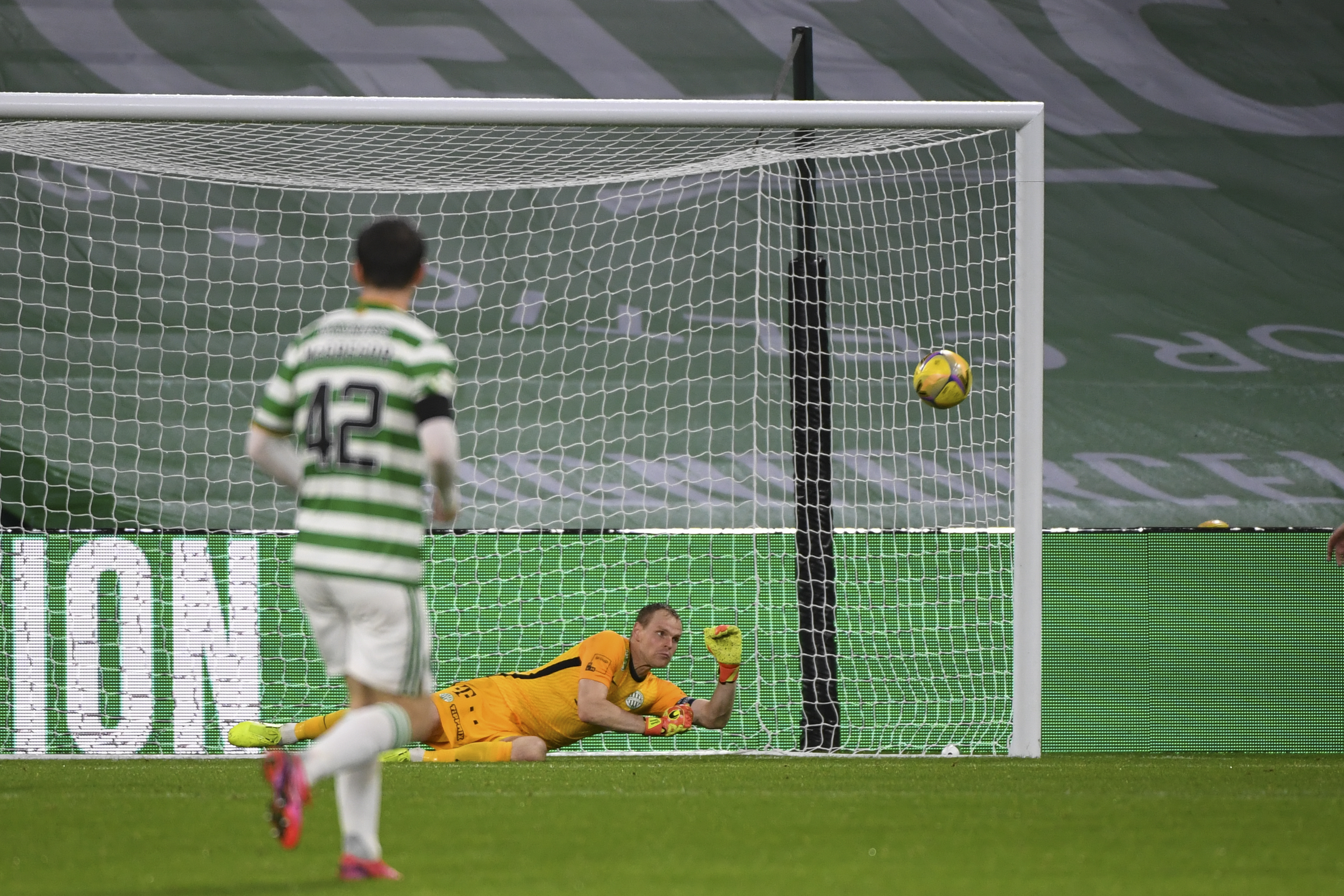 Callum McGregor &eacute;s Dibusz D&eacute;nes id&eacute;n is tal&aacute;lkozhatnak Glasgowban 