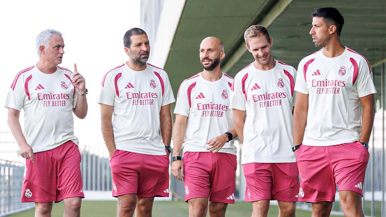 Jos&eacute; Mourinho (balr&oacute;l az első) szem&eacute;ly&eacute;ben a kispadra is jut egy vil&aacute;gszt&aacute;r