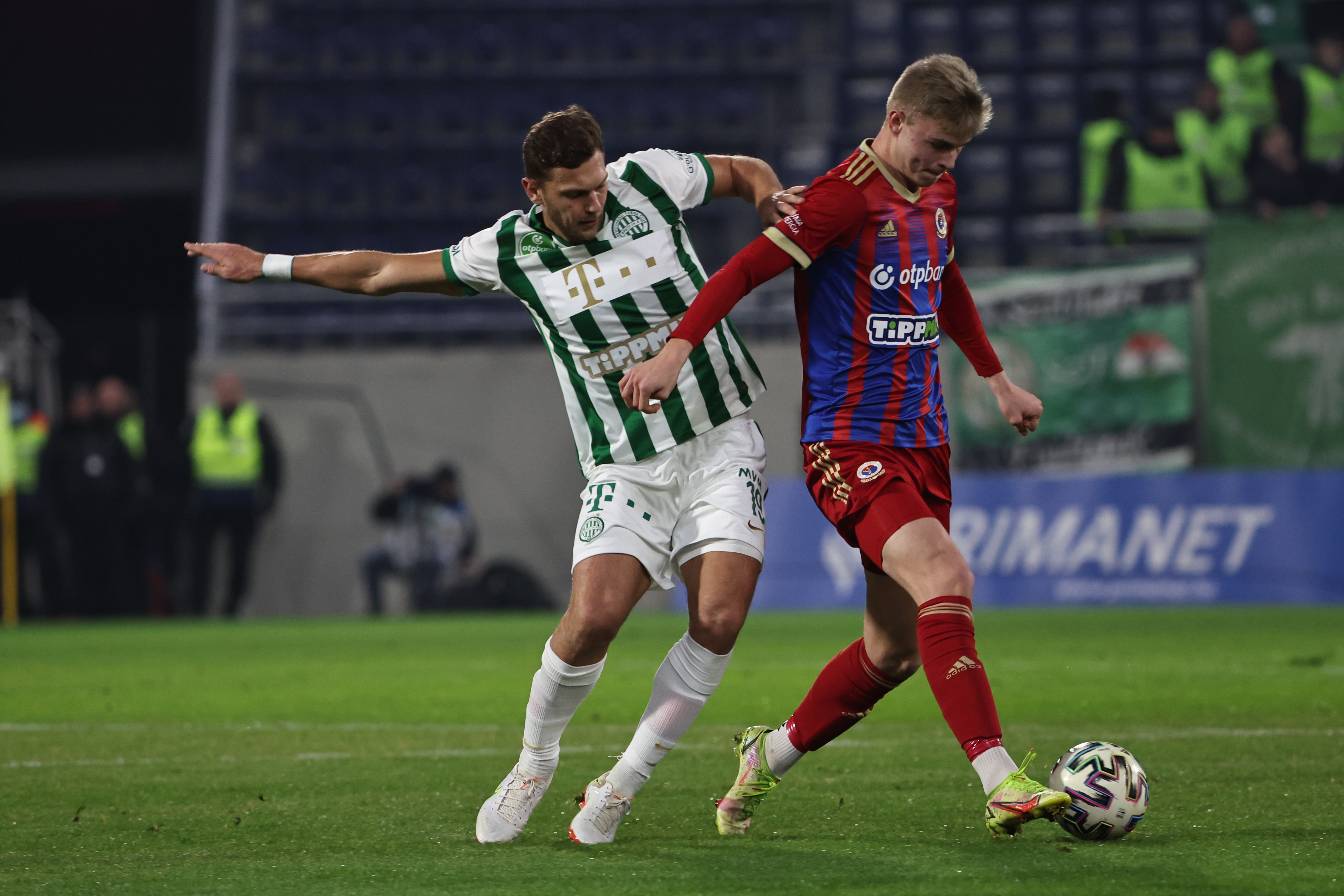 Vécsei Bálint harcol a labdáért