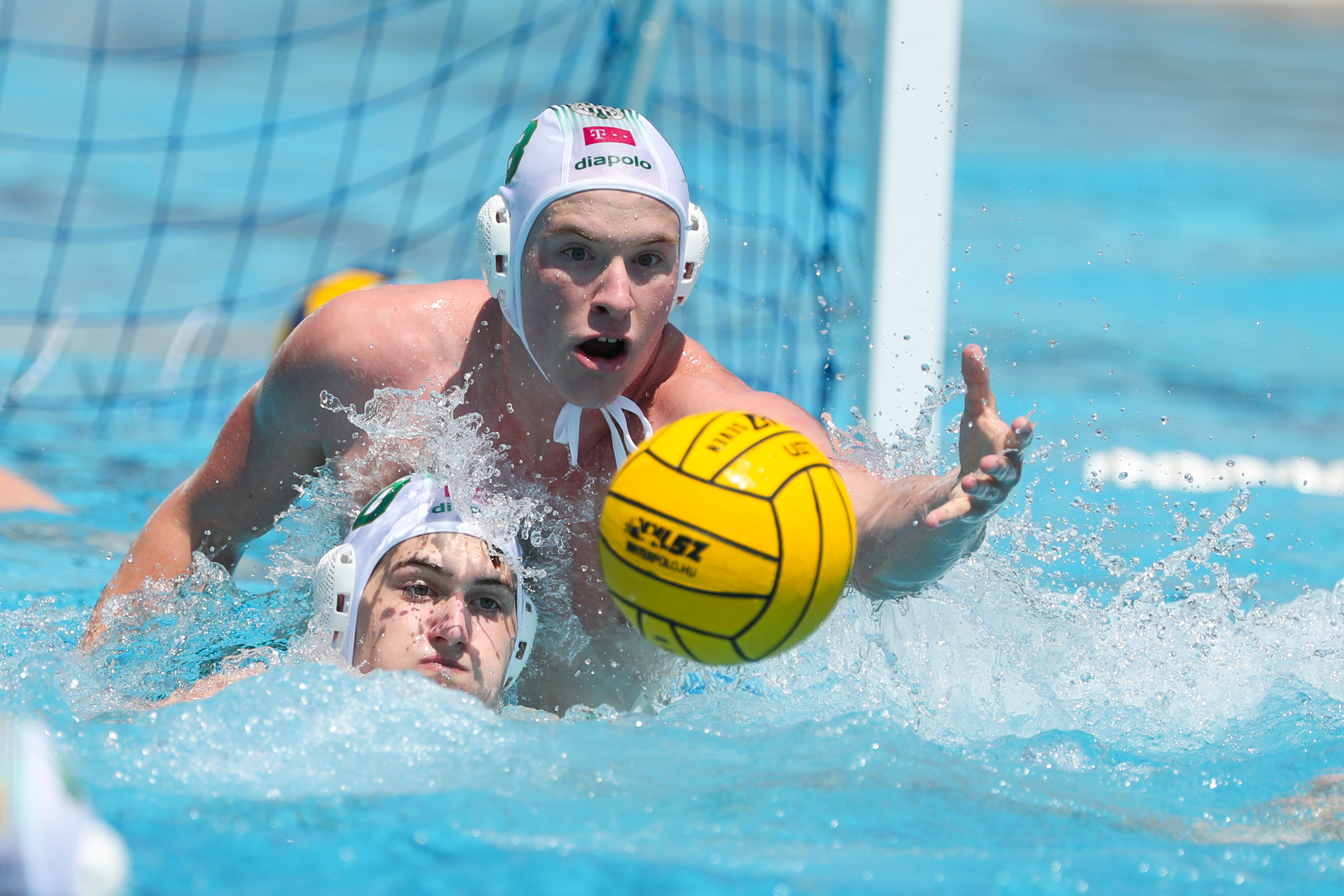 Ny&iacute;ri Bal&aacute;zs sodorja el a labd&aacute;t Szab&oacute; Bence elől