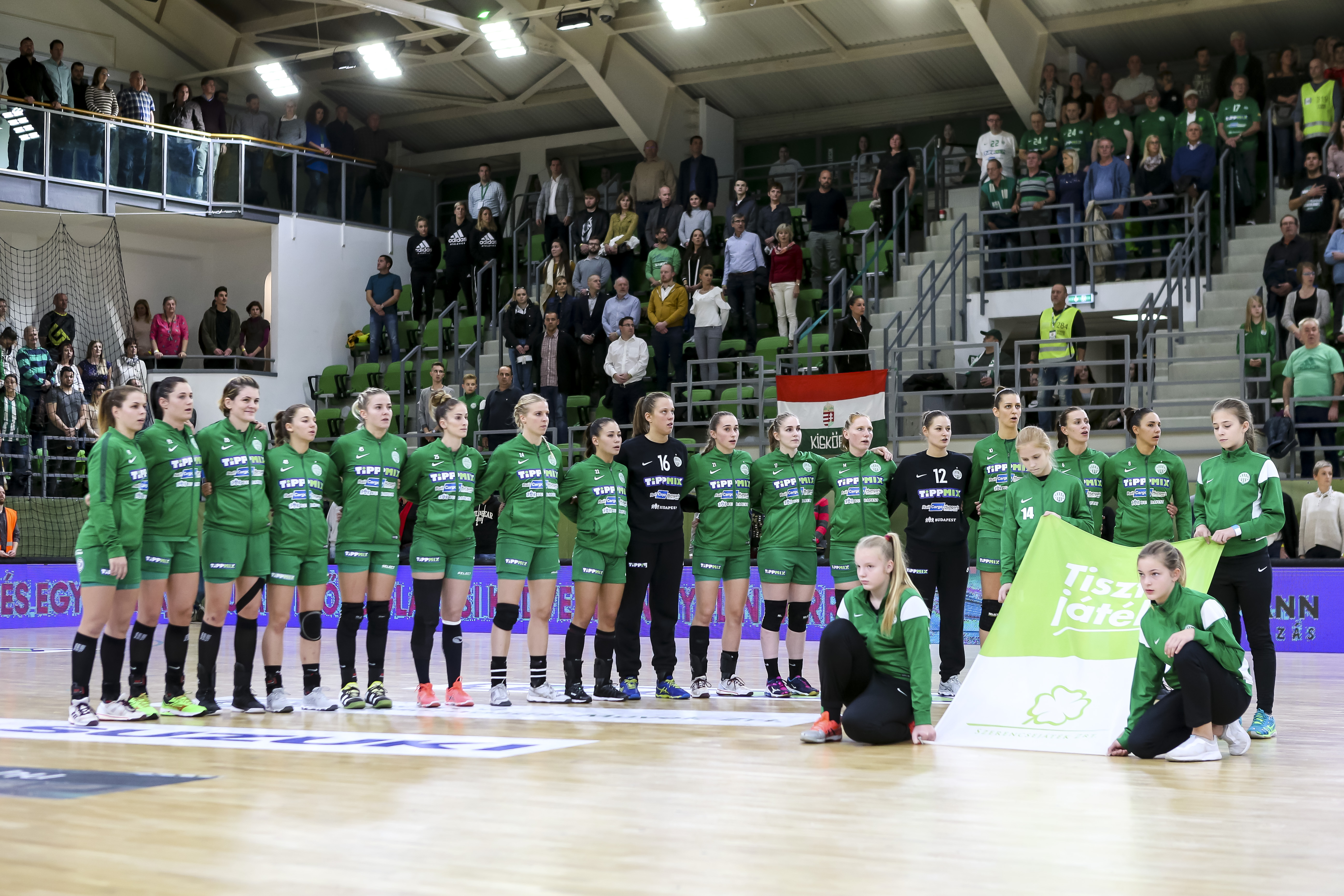 B&ouml;de-B&iacute;r&oacute; Blanka (16), M&aacute;rton Gr&eacute;ta (21) &eacute;s Laura van der Heijden (17) egy 2017-es m&eacute;rkőz&eacute;sen