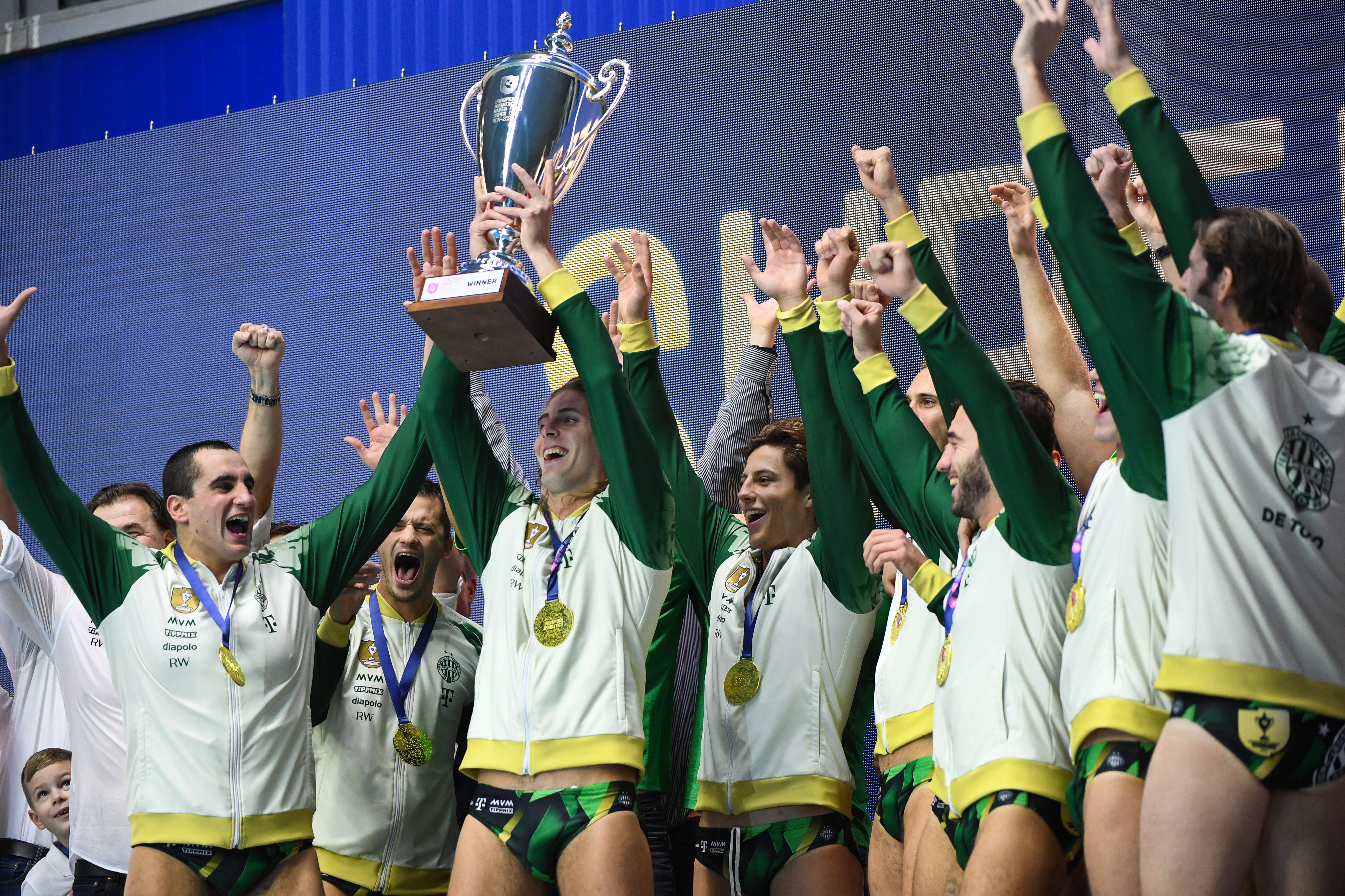 Már csapatkapitányként emeli fel az Európai Szuperkupa-trófeát