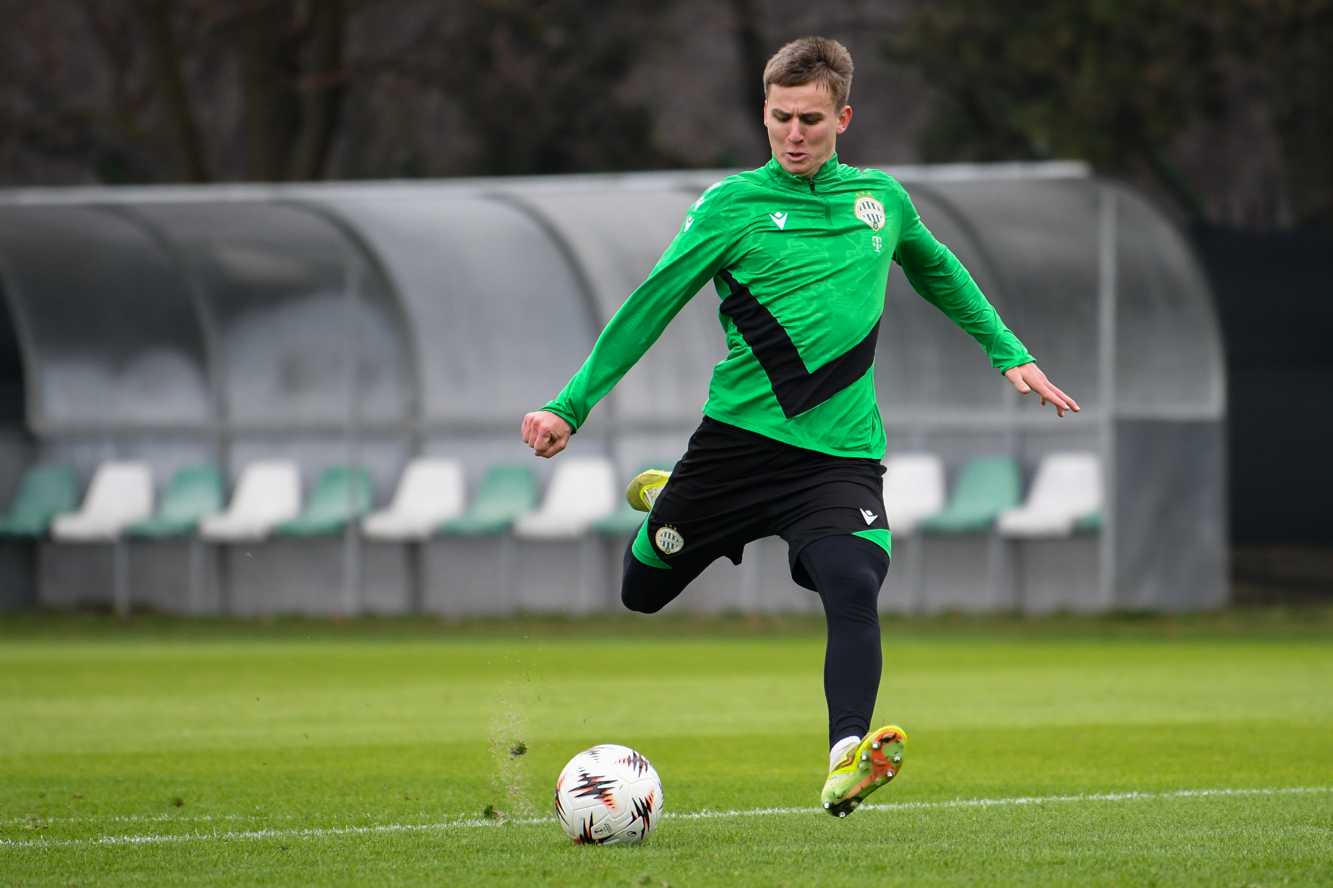 Ink&aacute;bb jobbal, de megy ballal is