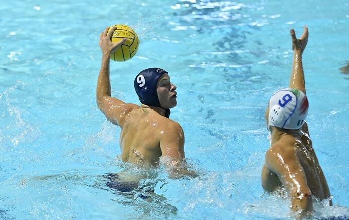 Ny&iacute;ri Bal&aacute;zs (k&eacute;k sapk&aacute;ban)