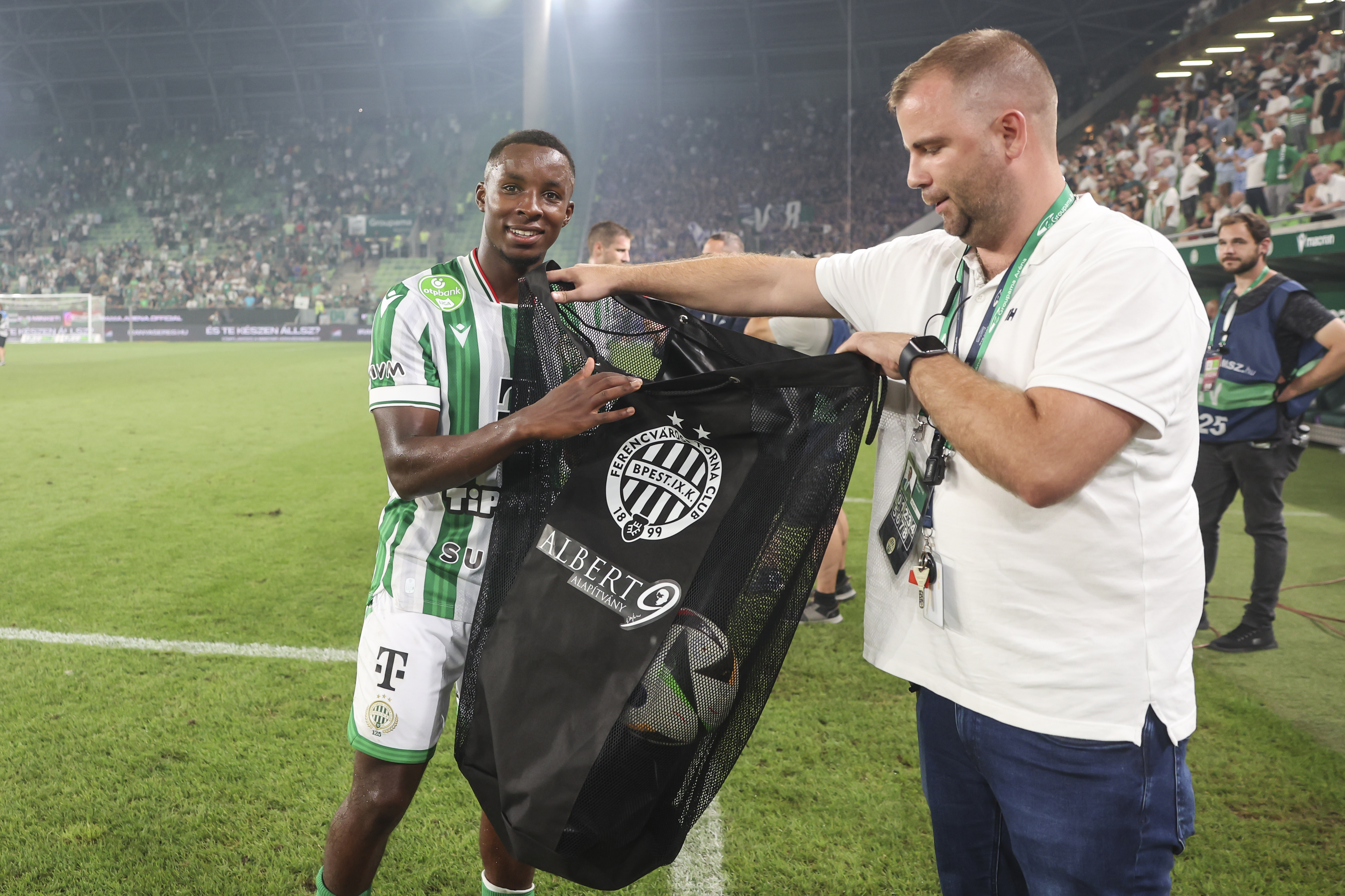 Kehinde labd&aacute;ja m&aacute;r a zs&aacute;kban.