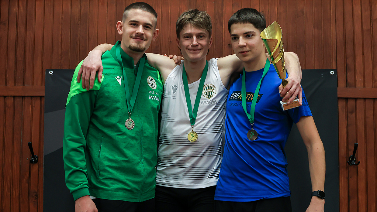 A h&aacute;rmasugr&aacute;s győztese Rivasz Martin (k&ouml;z&eacute;pen) lett klubt&aacute;rsa, Kiss M&aacute;ty&aacute;s (balr&oacute;l az első) előtt.