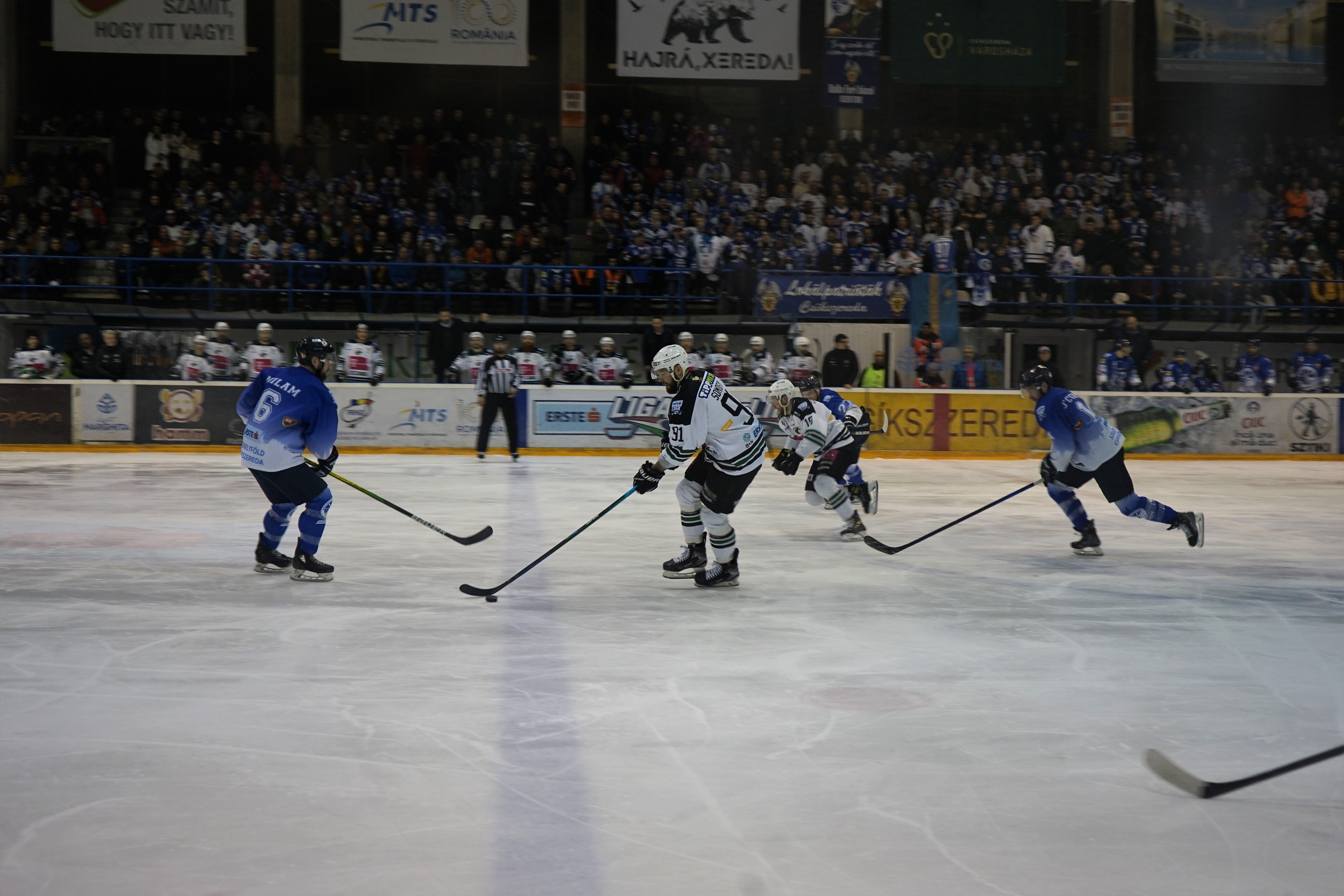 Telt ház és fantasztikus hangulat fogadta a csapatokat Csíkszeredában.