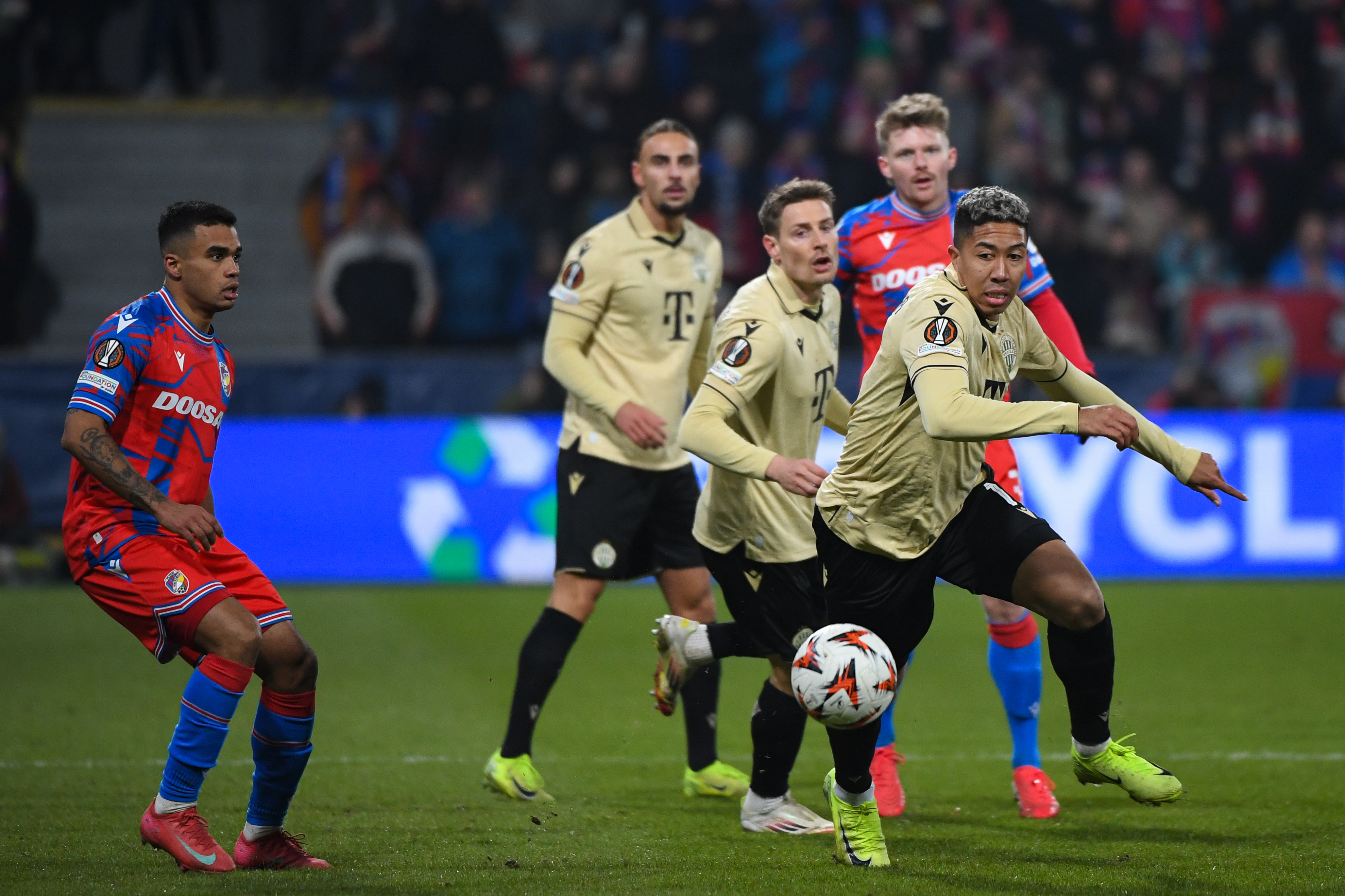 Cadu itt még plzeni színekben, a kép bal oldalán.