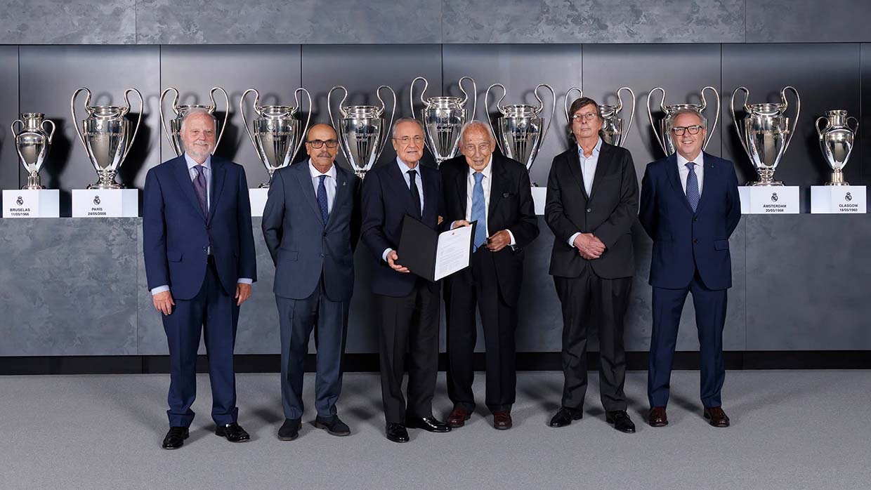 Florentino P&eacute;rez (k&ouml;z&eacute;pen) a futball t&ouml;rt&eacute;net&eacute;nek legsikeresebb klubvezetője
