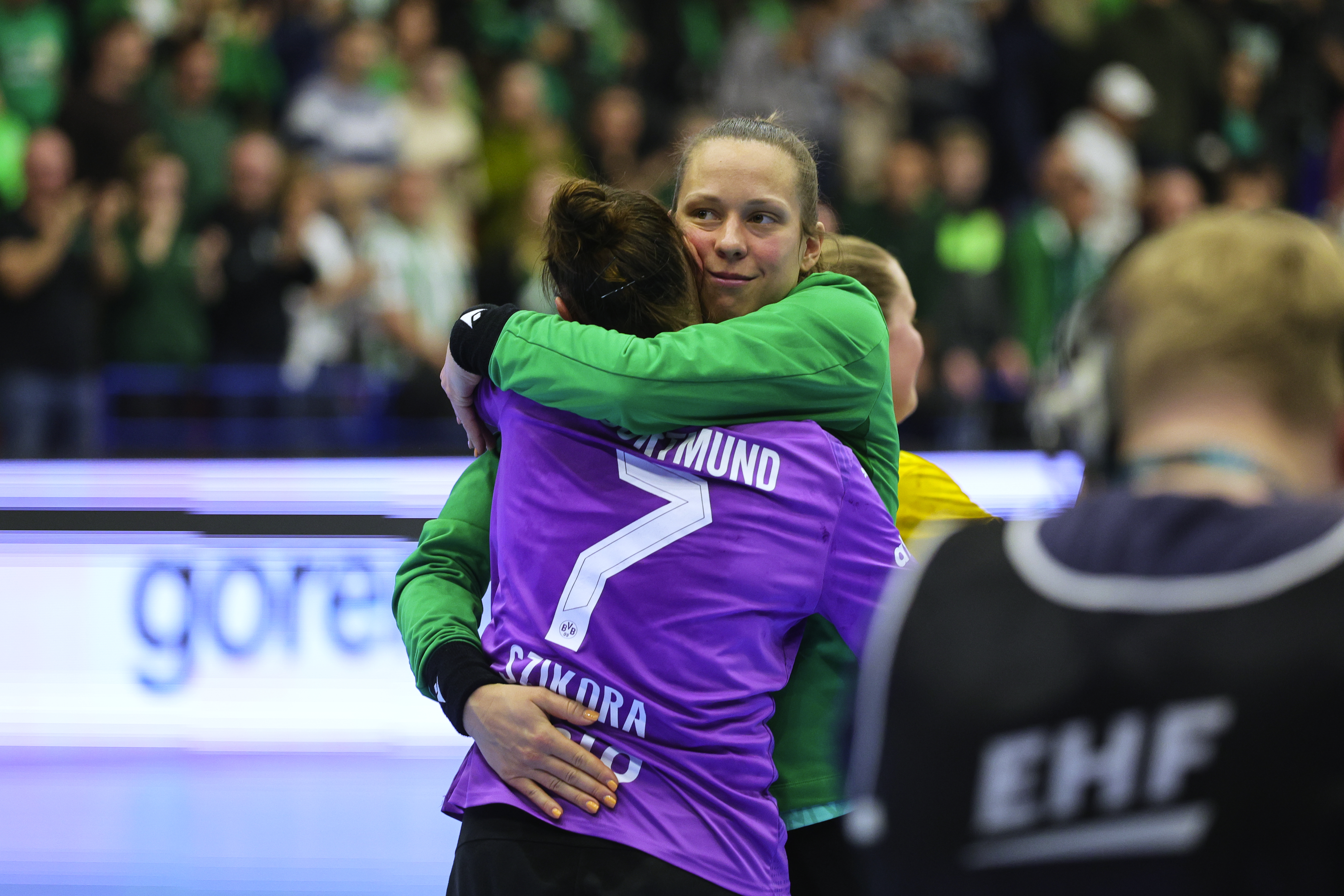 B&ouml;de-B&iacute;r&oacute; Blanka &ouml;leli meg az egykori csapatt&aacute;rsat