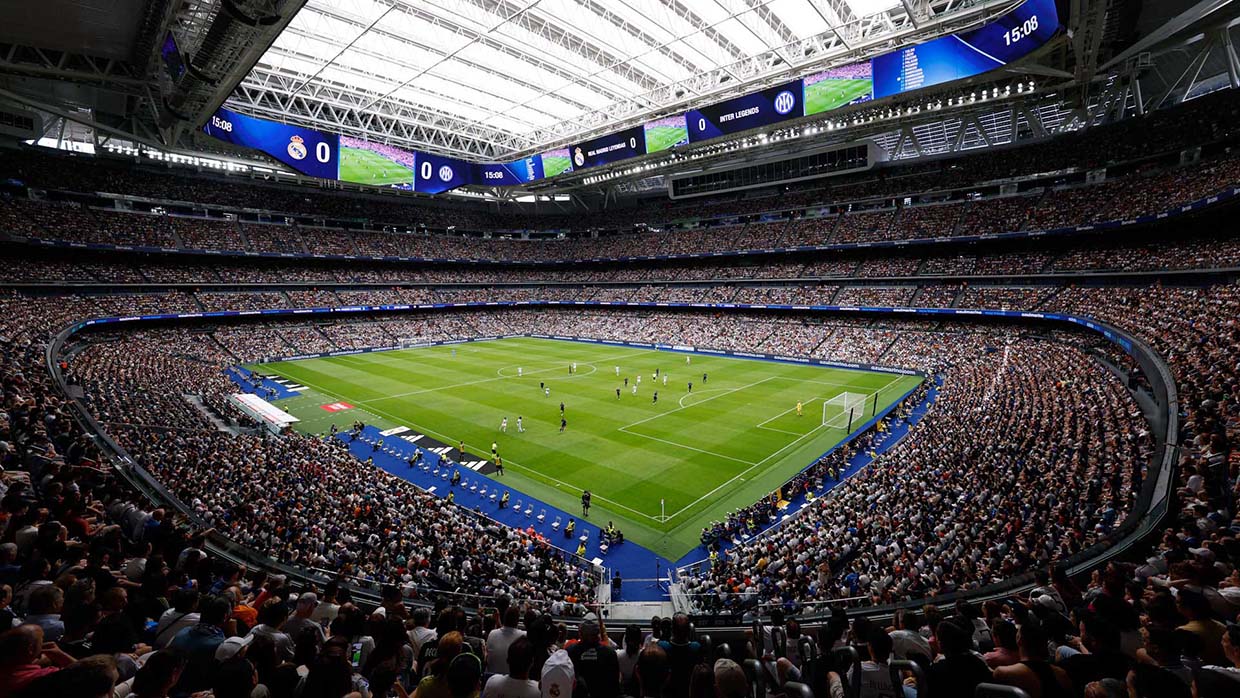 Ma a Real Madrid stadionja viseli a legend&aacute;s eln&ouml;k nev&eacute;t