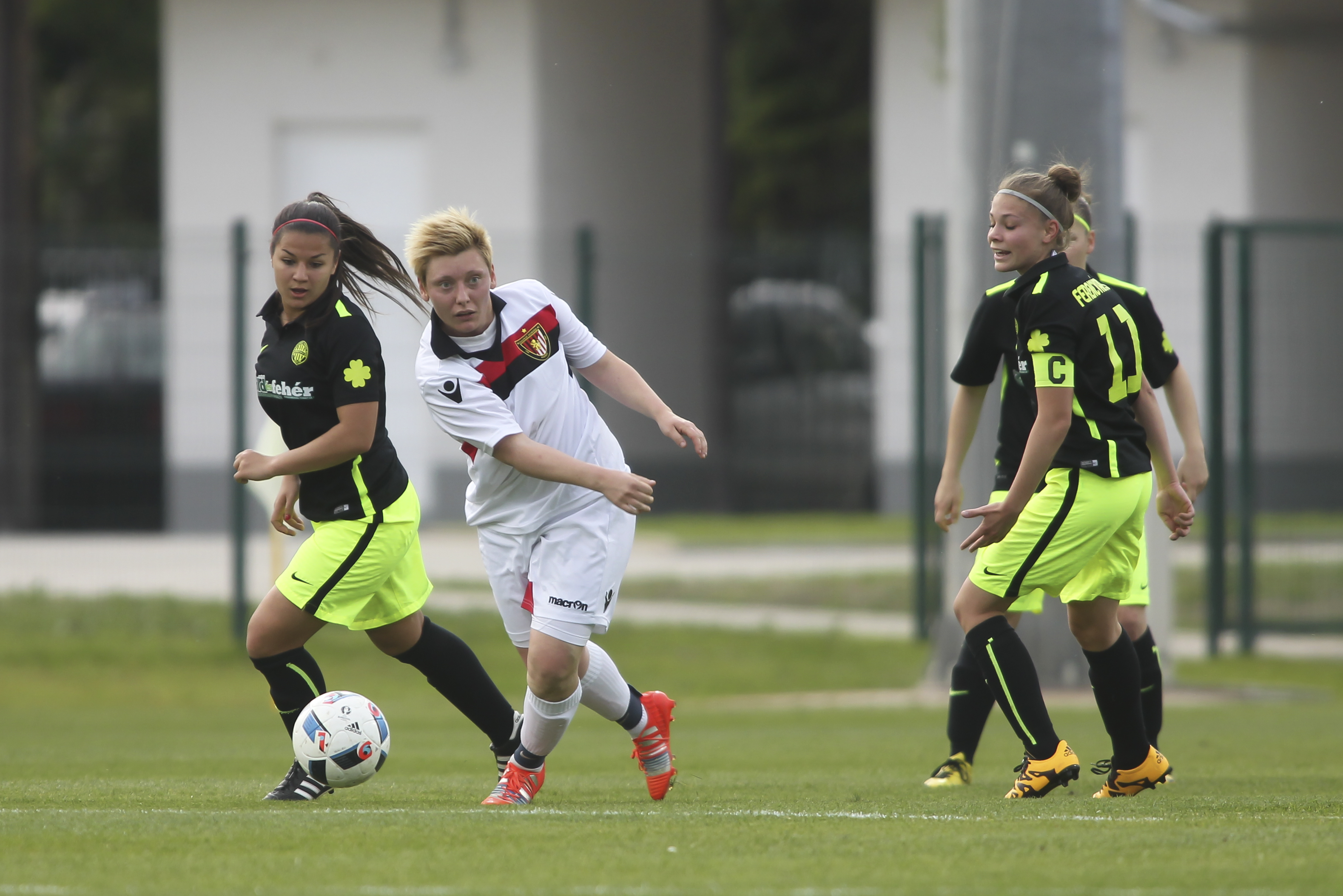 K&ouml;nczeyn&eacute; Fenyvesi Evelin harcban a labd&aacute;&eacute;rt.